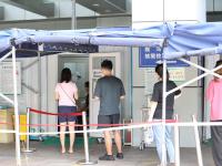 实拍核酸检测：市民表情各异