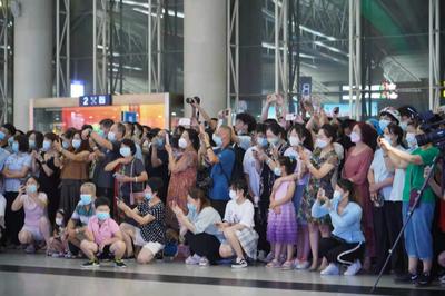 我用歌声说再见！流亭机场举行快闪活动，员工合唱《明天会更好》|挥别流亭④