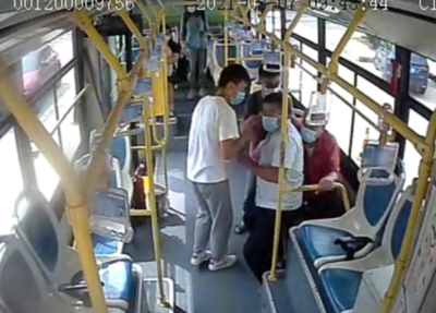 突发！公交车秒变“救护车” 胶州巴士公司公交驾驶员帮助患病乘客就医500