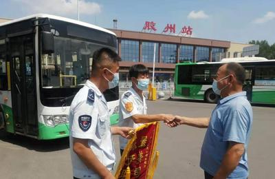 危急时刻，胶州一公交车送受伤路人就医