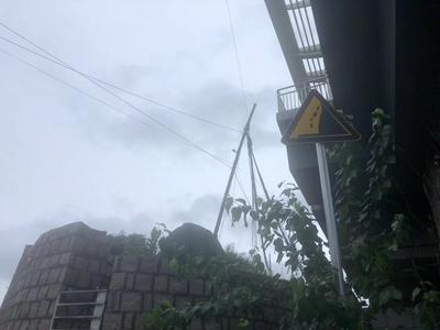 记者在现场|地铁站边线杆歪斜亟待更新