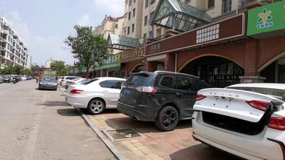 记者在现场|霸道车辆待清理  破损路面等维修