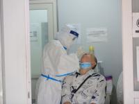 实拍核酸检测：市民表情各异