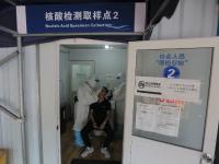 实拍核酸检测：市民表情各异