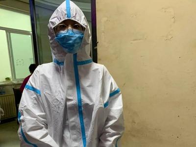 女干警主动冲上抗疫第一线，年轻的她穿上防护服“秒变”志愿者