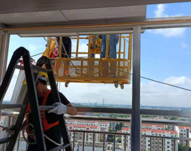 楼顶搭建阳光房？拆！ 平度市综合行政执法局整治小区楼顶违建