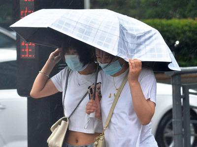@青岛人，周日快享受晴好天气，周一雨水再次“上线”！