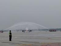 最高礼仪“水门”迎接！胶东国际机场“首落”航班现场画面|启航胶东②