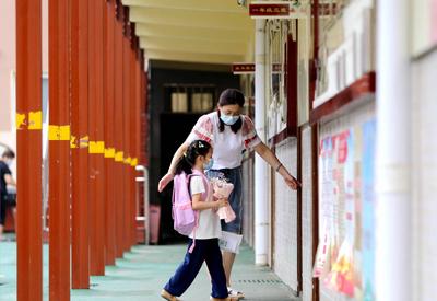 小雨中报到，一年级新生迎“人生第一考”  