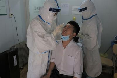 实拍核酸检测：市民表情各异