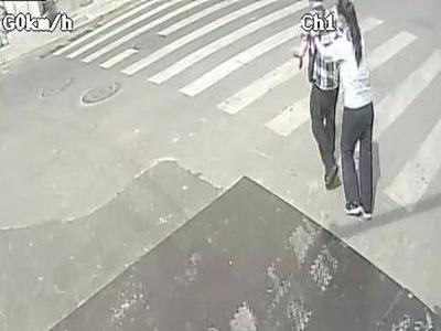 护送盲人过马路、雨中给老人送伞……青岛街头，他们的身影真美