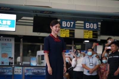 我用歌声说再见！流亭机场举行快闪活动，员工合唱《明天会更好》|挥别流亭④