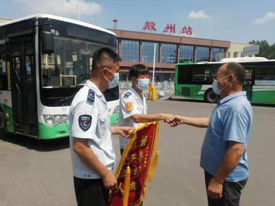 路人摔倒、受伤，他们急伸援手！这群青岛人用行动为城市文明代言