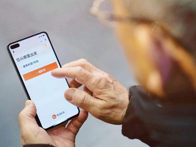 嘀嗒出行回应司机棍打女乘客：车主账号暂时封禁