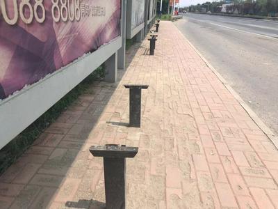 记者在现场|地砖坑洼 设施破损 这个公交站台该修修了