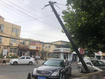 记者在现场|危险！路边电线杆倾斜近50度  