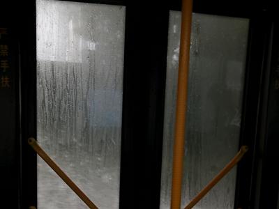 今日大雨实拍：部分地铁站公交站有积水