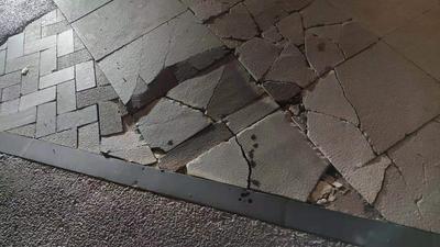 记者在现场 │ 商场门前地砖破损 市民呼吁及时修复