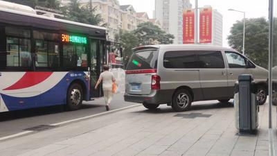 记者在现场 | 公交站旁乱停车 多次投诉仍回潮
