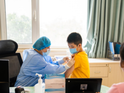 青岛12-14岁人群新冠疫苗接种首日：排队时间明显减少，接种效率更高