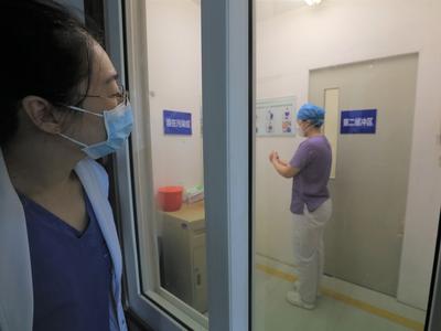 5个小时不能喝水、去卫生间？记者探访发热门诊，拍到了这样的医护人员
