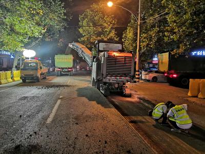 从封路到通车仅26个小时，即墨这条东西主干道罩油改造工程提前1天半完工