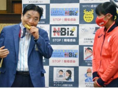啥情况？日本这位市长看到奥运金牌后上去就是一口……