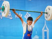 挥汗如雨！举重小将拼搏五运会