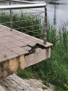 记者在现场│莱西市洙河河堤观景设施破损