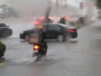 今日大雨实拍：部分地铁站公交站有积水