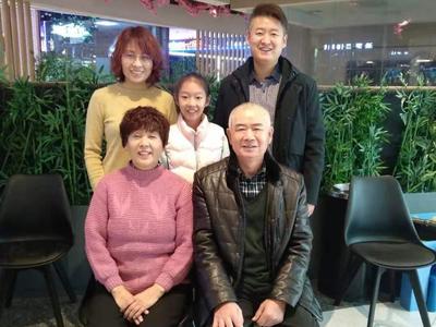百户文明家庭风采 | 张宏、王正谆家庭：为居民做好事，“小车不倒只管推” 