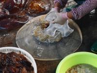 实拍：城阳红岛海蜇丰收季，打捞、分割、盐腌……就差你买回家吃啦！