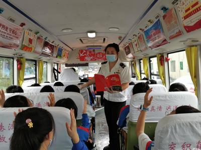 开学首日，温馨校车安全护航 15万学生顺利抵校