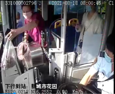 感动！胶州市民站点等候半小时，只为送给公交驾驶员一袋水果，原来是……