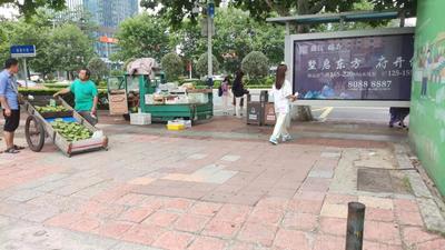 记者在现场 | 人行道上摆小摊 占道经营危险多