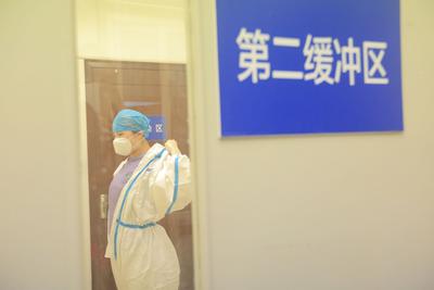 5个小时不能喝水、去卫生间？记者探访发热门诊，拍到了这样的医护人员
