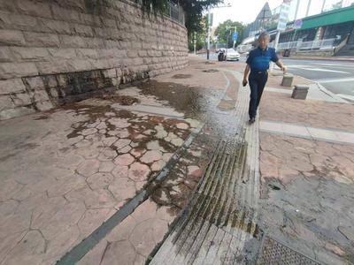 回头看|学校门前污水横流 投诉三个月后如旧