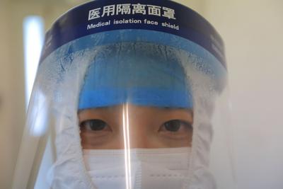 5个小时不能喝水、去卫生间？记者探访发热门诊，拍到了这样的医护人员
