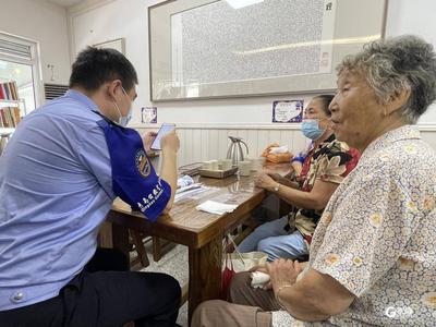 民警进社区为老年人送大馒头，上边还印了特别提醒……到底是为啥？