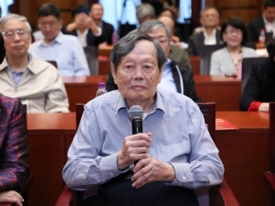 中国原子弹研制有美国人参与？杨振宁辟谣了！