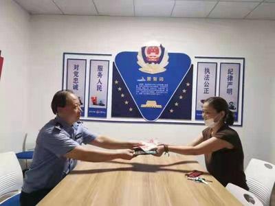 现金、证件、生意单据“打包”落车上，李沧民警辗转帮寻回！
