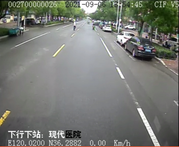 惊险！三轮溜车横行马路，多亏公交司机及时出手