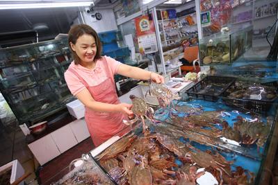 吃货集合！带你“探店”开海后的水产市场|云游青岛
