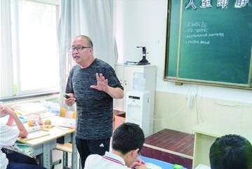胶州十中教师孙启友：带病执教，他“放不下学生”