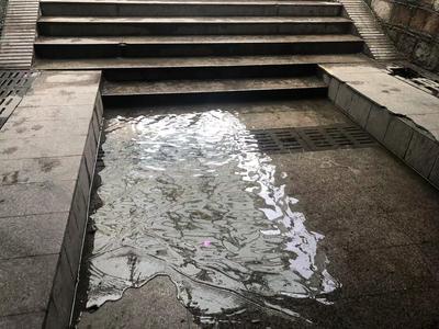 记者在现场ￜ排水发生故障 地下通道入口变水池