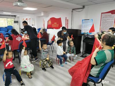 连续10年绣国旗 市南八大关街道居民“自创”国庆新民俗