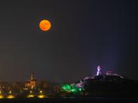 金色圆月高挂夜空，万家灯火扮靓岛城   