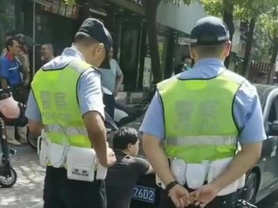 ​江苏南通一车辆张贴不当标语，警方通报：车主行政拘留15日