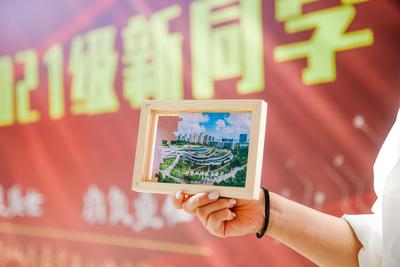 气氛感拉满！实拍高校新生报到现场：抽盲盒、拼拼图……