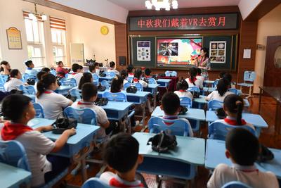 戴VR头盔“赏月”！青岛这群小学生的课堂忒酷炫